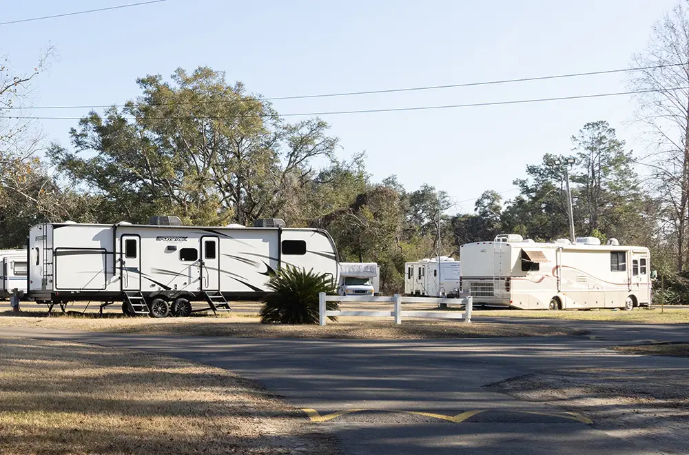 best-rv-park-tallahassee rv's in a rv park