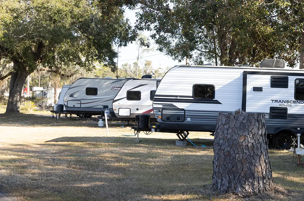 rvs parked in lakeside rv park